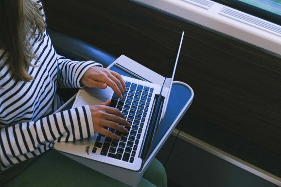 Gazdasági minisztérium: a lakosság mintegy 40 százalékának digitális képzettsége a cél 2030-ra