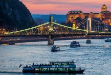 Özönlenek Magyarországra a romániai turisták