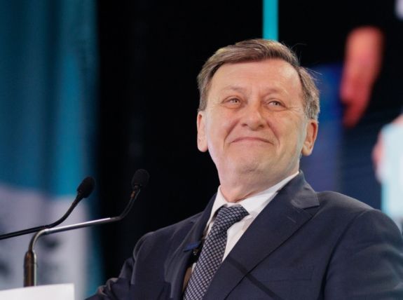 Crin Antonescu felolvasta a sajtónak a Szekuritáténak adott nyilatkozatát