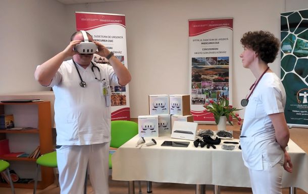 Csíkszereda: VR-szemüvegekkel könnyítik meg az intenzív terápiára szoruló betegek mindennapjait