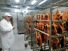 Milyen sonka kerüljön a húsvéti asztalra? – Csíkjenőfalván kérdeztük meg a hentesmestert