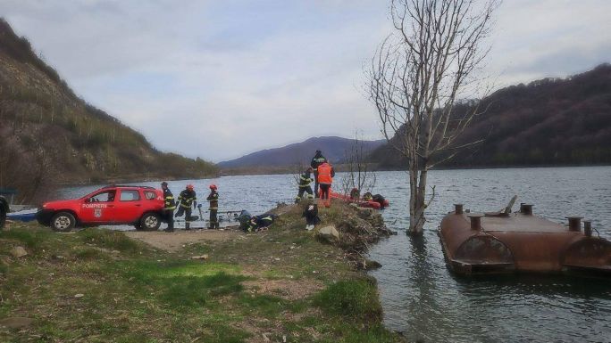 Tóba esett tűzoltót keresnek a mentőcsapatok