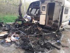 Kigyulladt a lakókocsijuk, súlyosan megégett két idős ember