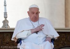 Ferenc pápa a Szent Péter-bazilikában imádkozott a nagyszombati virrasztás előtt