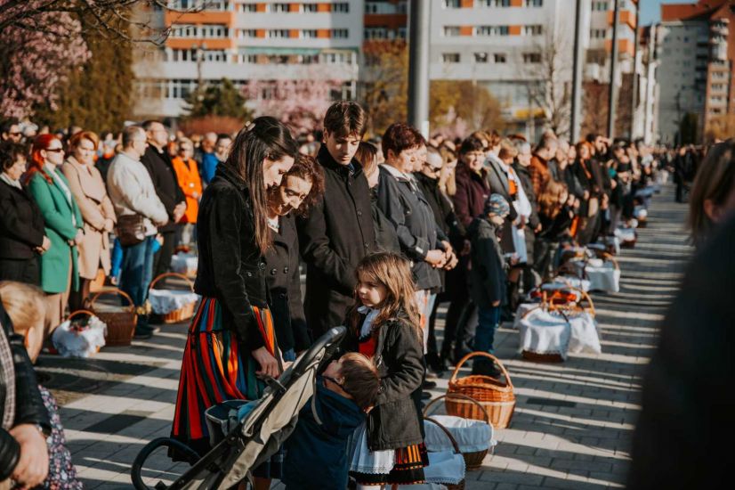 Ragaszkodás, tisztelet és hála – A csíkszeredai ételszentelés képekben