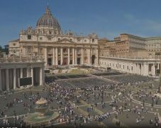 Hatalmas tömeg gyűlt össze a Szent Péter-bazilika előtt a pápa halála miatt (VIDEÓ)