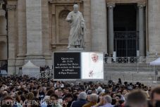 Rendkívüli biztonsági intézkedésekkel készülnek Ferenc pápa gyászszertartására