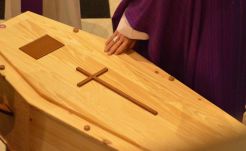 Kigyulladt a koporsó egy kápolnában