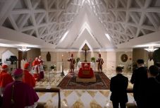 Közzétették a fotókat Ferenc pápáról a koporsóban