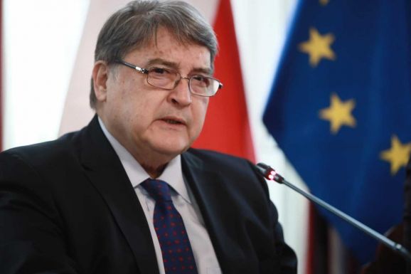 Buktatnák a külügyminisztert