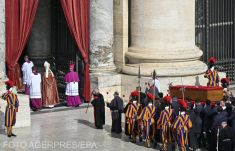 A Szent Péter-bazilikában róhatják le kegyeletüket a hívek a néhai pápa előtt