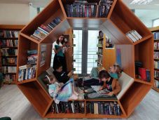 Nem csupán könyvek gyűjtőhelye – szellemi és kulturális tér is a csíkszeredai Kájoni János Megyei Könyvtár