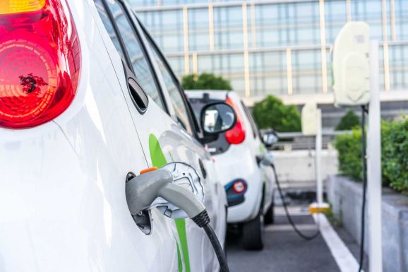 Megemeli a kormány az elektromos autók megvásárlásához nyújtott állami támogatást