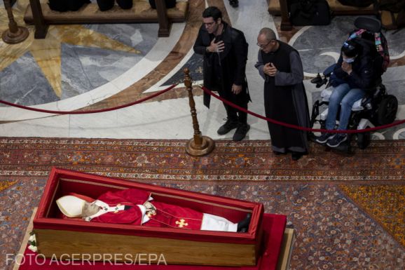 Már mintegy ötvenezren rótták le kegyeletüket Ferenc pápa előtt