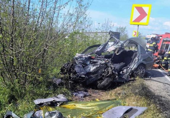 Egy nő meghalt, két gyermek súlyosan megsérült egy Arad megyei balesetben