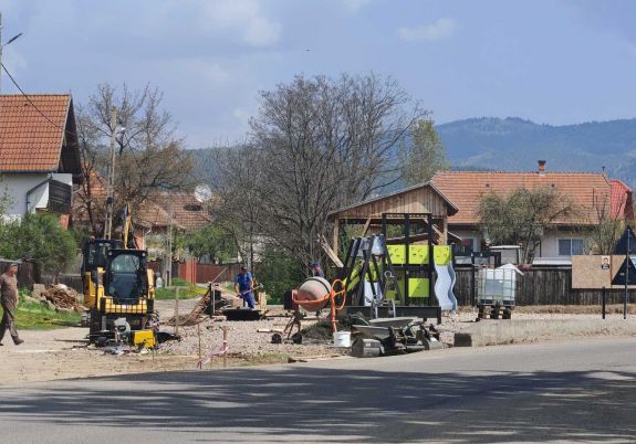 Parkosítanak és játszóteret építenek Bélafalván
