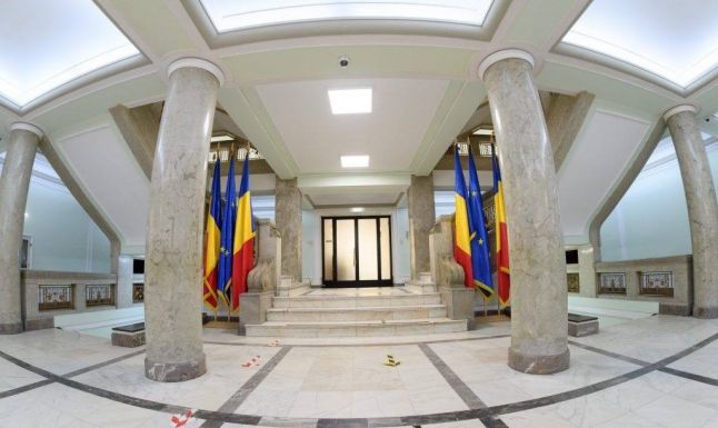 Felmászott a legfelsőbb bíróság épületére egy tüntető