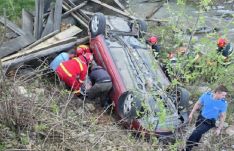 Folyómederbe zuhant autójával egy házaspár – beszakadt az általuk összetákolt palló