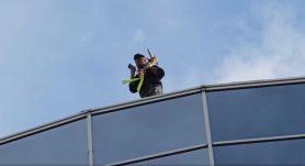 Megbírságolták a férfit, aki tiltakozásul felmászott a legfelsőbb bíróság épületére