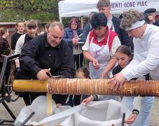 Csíkszentgyörgyön sütötték meg az ország legnagyobb kürtőskalácsát (VIDEÓ)