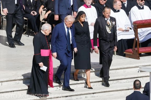 Nem tartották be a szabályokat: Trumpot és Zelenszkijt is kritika érte a pápa temetésén