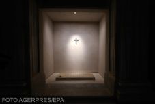 Már látogatható Ferenc pápa sírhelye