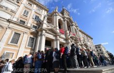 Fehér rózsát visznek a hívek Ferenc pápa sírjára