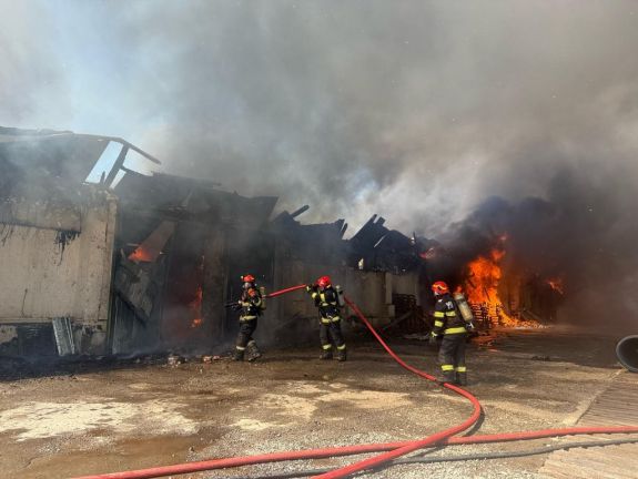 FRISSÍTVE – Sűrű a füst: háztartási gépek raktárcsarnoka kapott lángra Szászrégenben