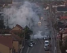 Addig túráztatta a gépkocsija motorját, amíg az egész utca füstbe borult (VIDEÓ)