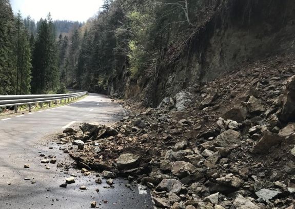 Föld- és sziklaomlás miatt zárva marad az Erdélyi-szigethegység útjának egy szakasza