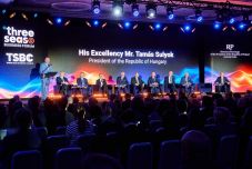 A magyar és a román államfő is felszólalt Varsóban