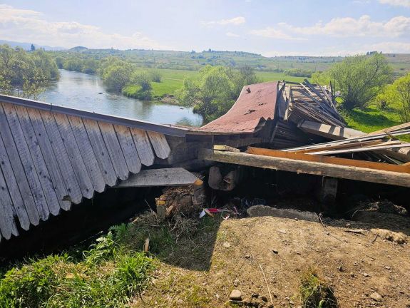Összedőlt a 156 éves fedeles Urmánczy-híd Maroshévízen – Gondatlanság vagy történelemrombolás? (VIDEÓ)