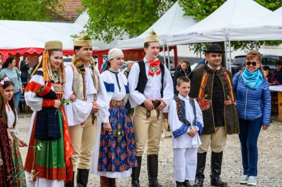 Tárt karokkal várja a turistákat Torockó 
