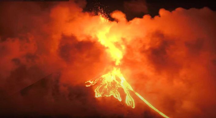 Új kitörési fázisba lépett az Etna – 200-300 méteres lávaszökőkutak (VIDEÓ)