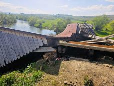 Összedőlt a 156 éves fedeles Urmánczy-híd Maroshévízen – Gondatlanság vagy történelemrombolás? (VIDEÓ)