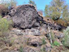 Veszélyes sziklatömböt robbantanak fel a Déda és Maroshévíz közötti útszakasz mentén (VIDEÓ)