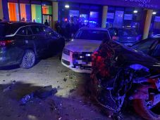 Súlyosan ittas állapotban vezetett egy férfi: három parkoló autó és egy villanyoszlop bánta