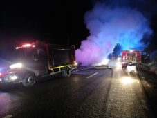 FRISSÍTVE – Kiégett egy autó a Hargita megyei Csíkkozmás közelében (VIDEÓ)