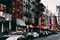 Kína elárasztja a világot a belföldön eladhatatlan benzines autóival