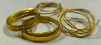 Háromezer éves arany karperecekre bukkant a hazai erdőben egy amatőr kincsvadász