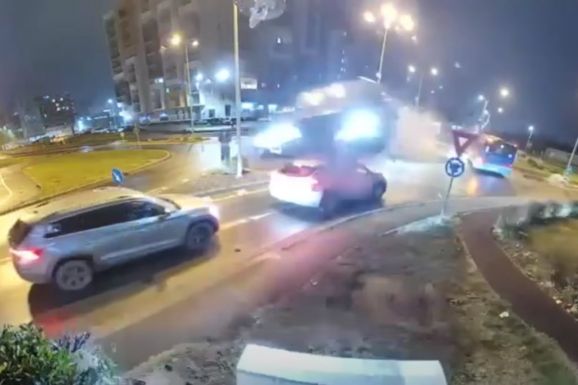 Elszállt a körforgalomba nagy sebességgel behajtó autó (VIDEÓ)