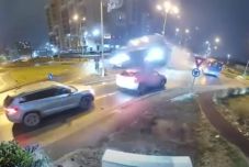 Elszállt a körforgalomba nagy sebességgel behajtó autó (VIDEÓ)