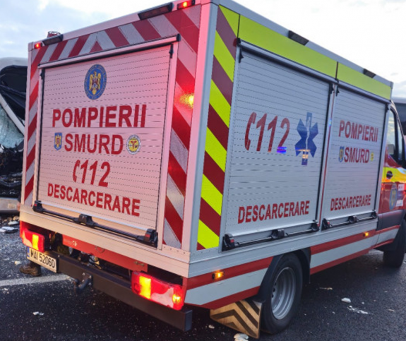 FRISSÍTVE – Hetven utast szállító autóbusz balesetezett