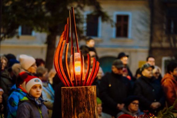 A remény gyertyája lobbant fel Marosvásárhely óriás adventi koszorúján