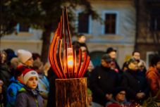 A remény gyertyája lobbant fel Marosvásárhely óriás adventi koszorúján
