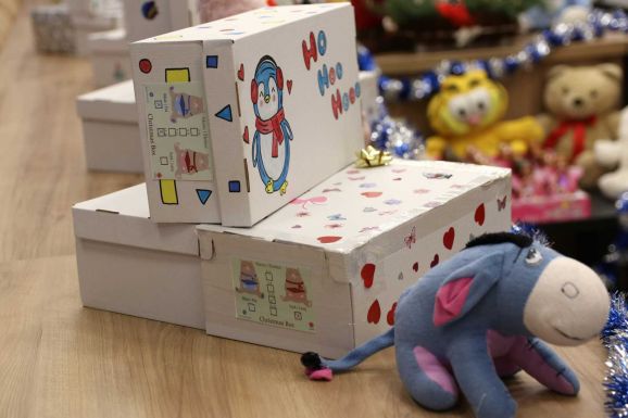 Öt erdélyi megye rászoruló gyerekeit ajándékozza meg a Caritas