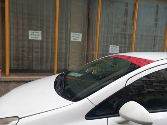 Járdakisajátítás: büntetik azokat, akik papírlappal foglaltak parkolót Sepsiszentgyörgyön