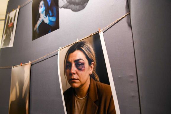 Néma kiáltás: kiállítás a bántalmazott nőkért