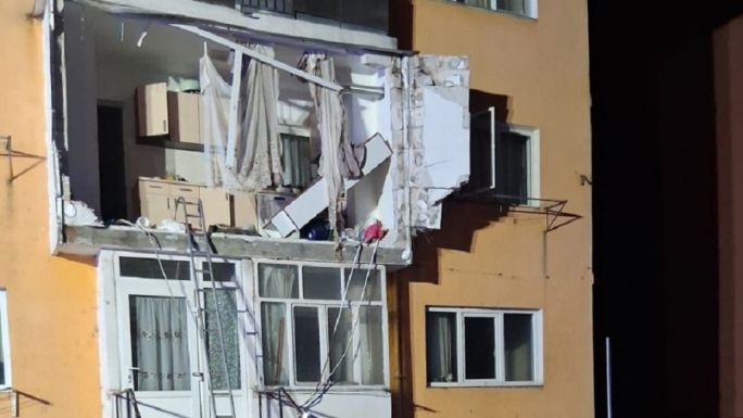 Robbanás egy tömbházban – A detonáció kirepített egy nőt a lakásból (VIDEÓ)