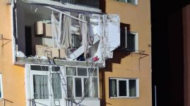 Robbanás egy tömbházban – A detonáció kirepített egy nőt a lakásból (VIDEÓ)